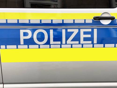 Aufschrift "Polizei" auf einem Polizeifahrzeug